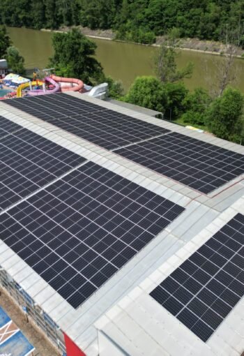 Solarna elektrana snage 426 kWp na krovu objekta u kompleksu Călimănești-Căciulată u okrugu Vâlcea pored reke.